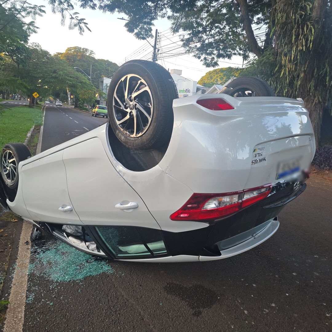 Automóvel capota após atingir raiz de árvore em avenida de Maringá