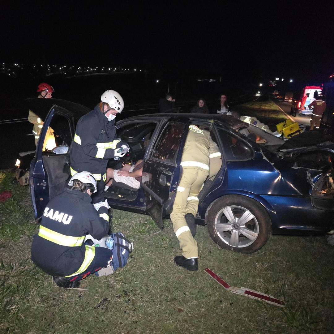 Grave capotamento mobiliza equipes de resgate na BR-376, em Maringá