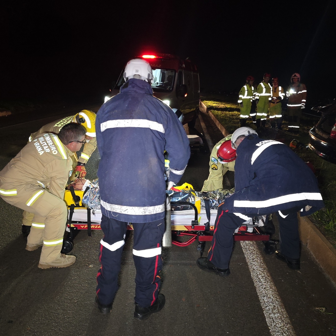 Grave capotamento mobiliza equipes de resgate na BR-376, em Maringá