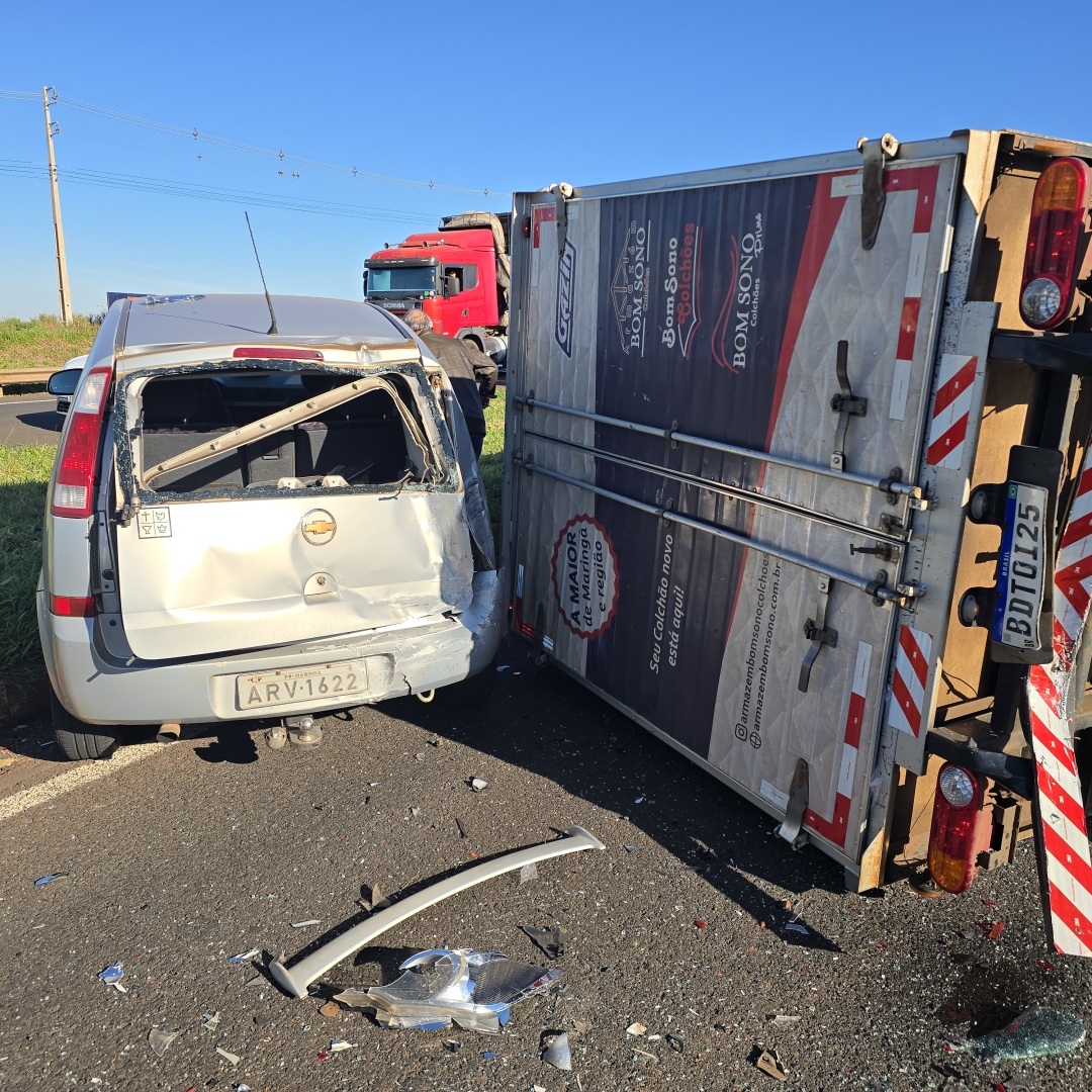 Acidente com cinco veículos provoca tombamento de furgão na BR-376