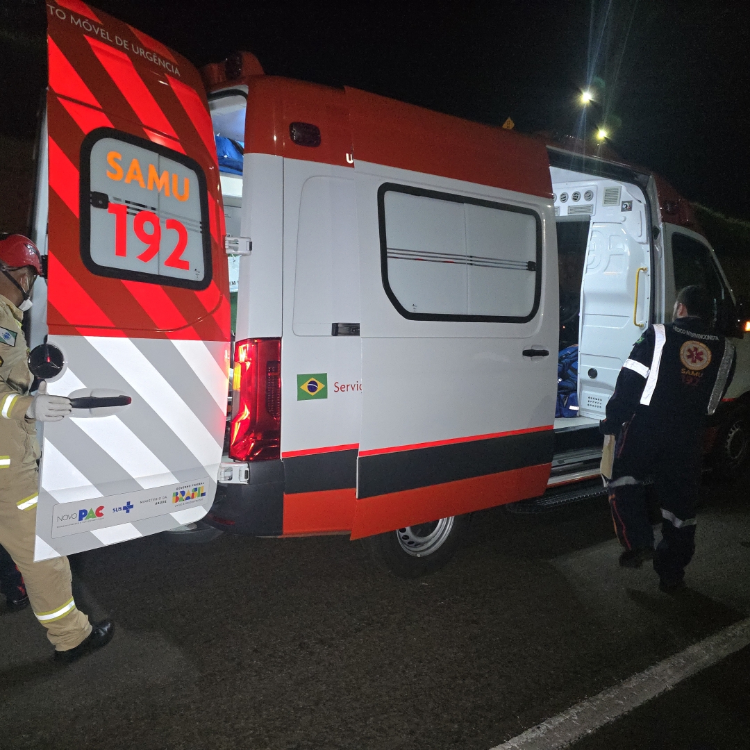 Carro capota no Contorno Norte e mobiliza Corpo de Bombeiros e Samu em Maringá 