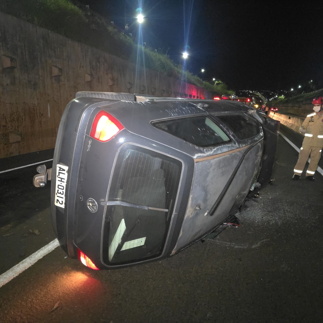 Carro capota no Contorno Norte e mobiliza Corpo de Bombeiros e Samu em Maringá 