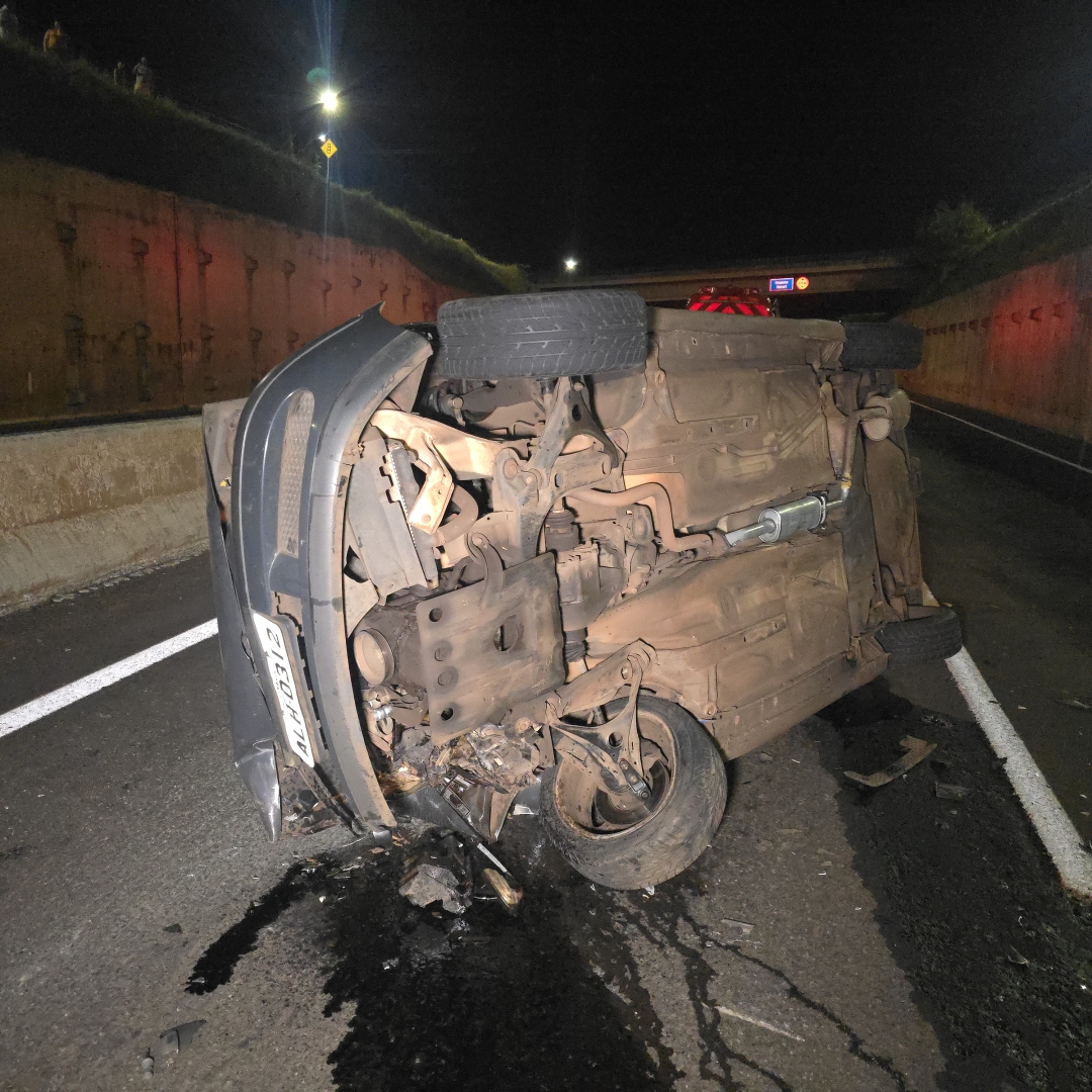 Carro capota no Contorno Norte e mobiliza Corpo de Bombeiros e Samu em Maringá 