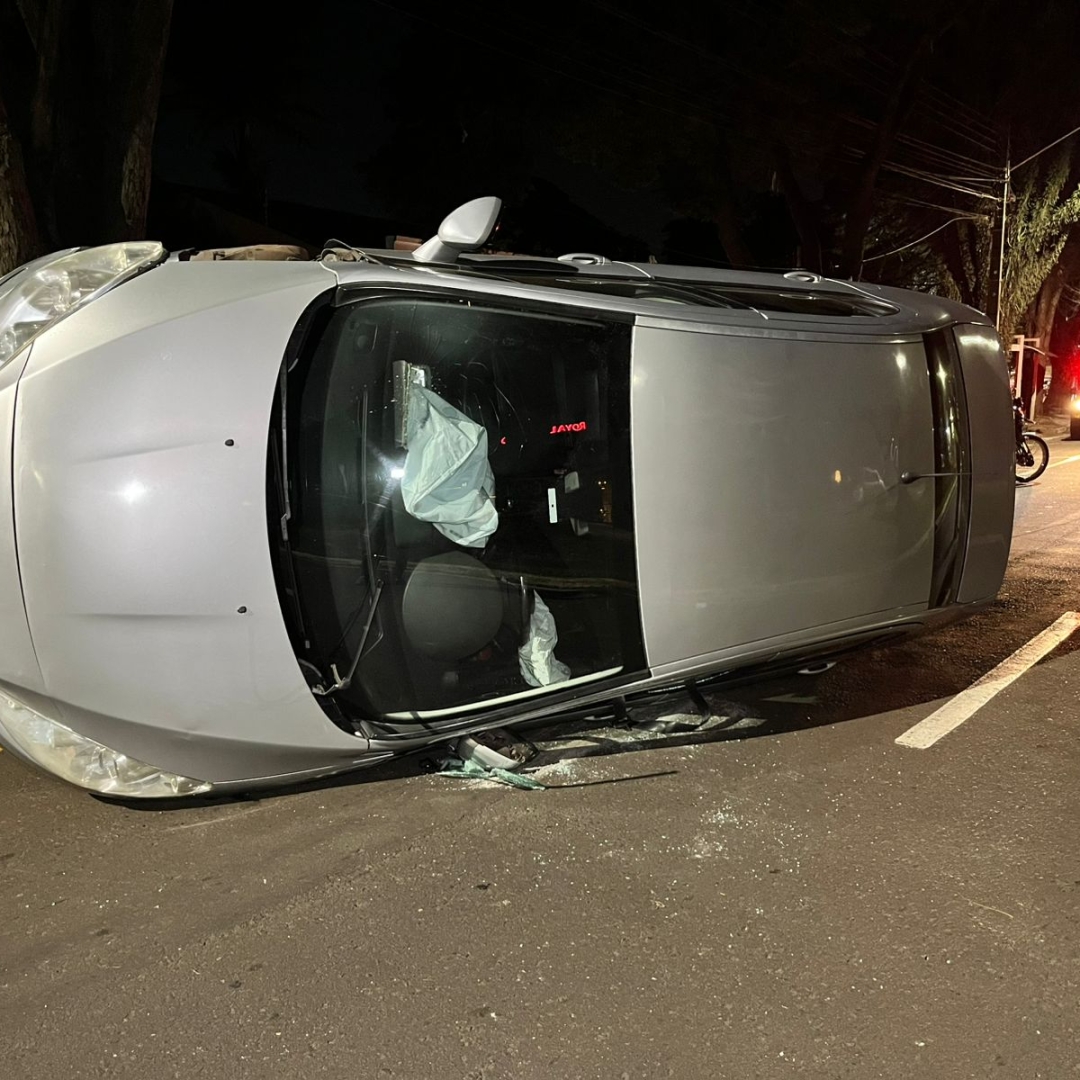 Colisão entre Peugeot e Nissan termina com carro tombado na Avenida Brasil, em Maringá