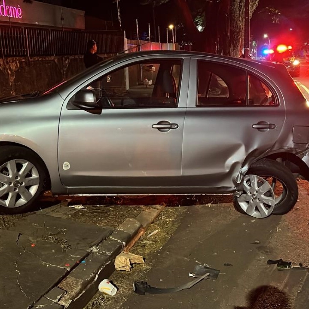Colisão entre Peugeot e Nissan termina com carro tombado na Avenida Brasil, em Maringá
