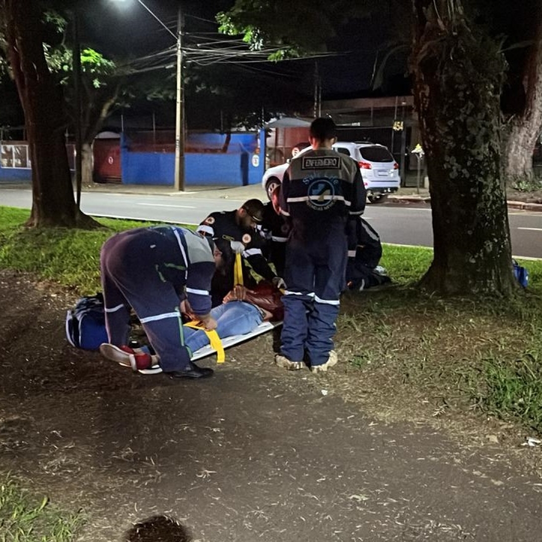 Colisão entre Peugeot e Nissan termina com carro tombado na Avenida Brasil, em Maringá