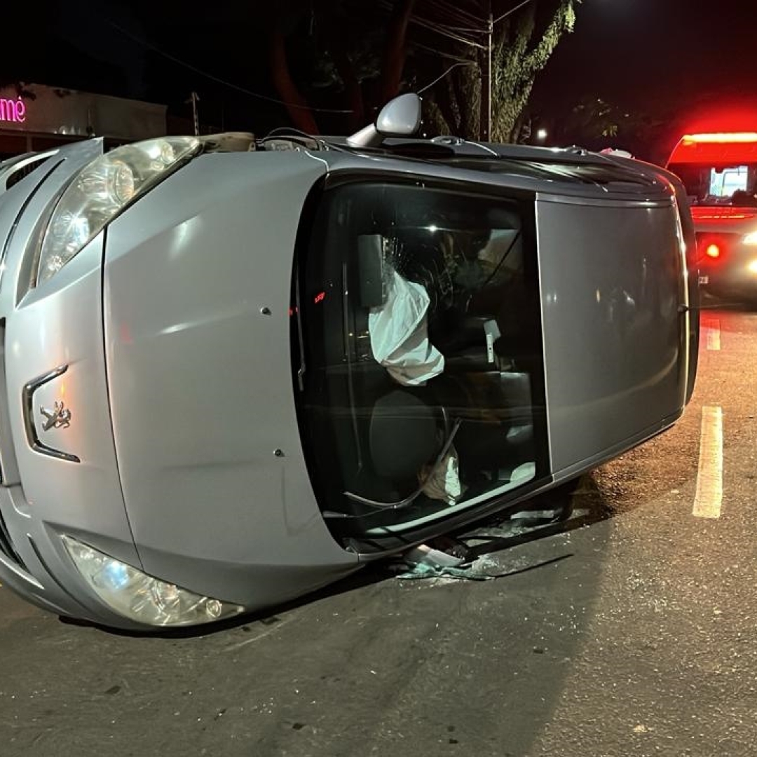 Colisão entre Peugeot e Nissan termina com carro tombado na Avenida Brasil, em Maringá