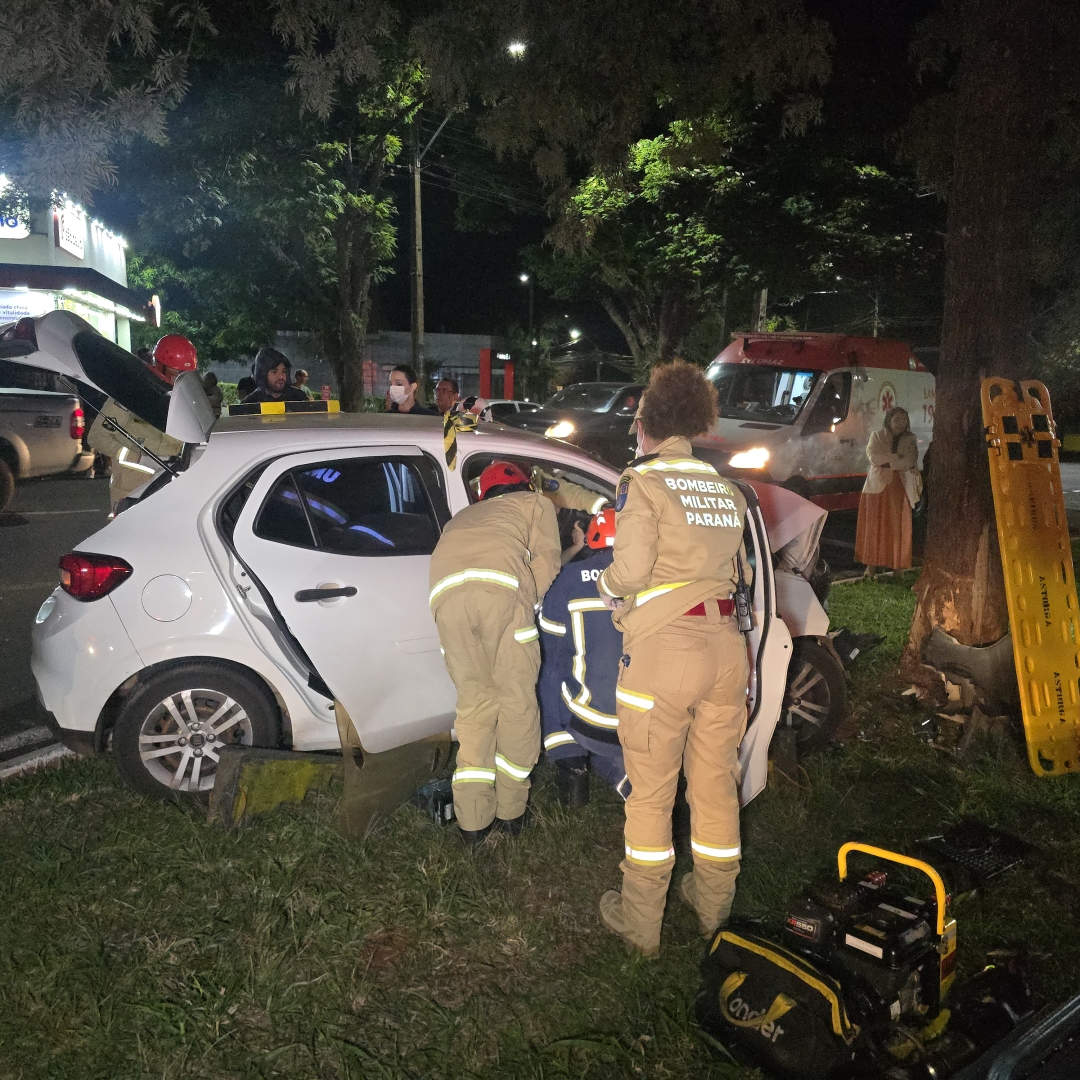 Carro bate contra árvore e mulher fica ferida na Avenida Cerro Azul, em Maringá