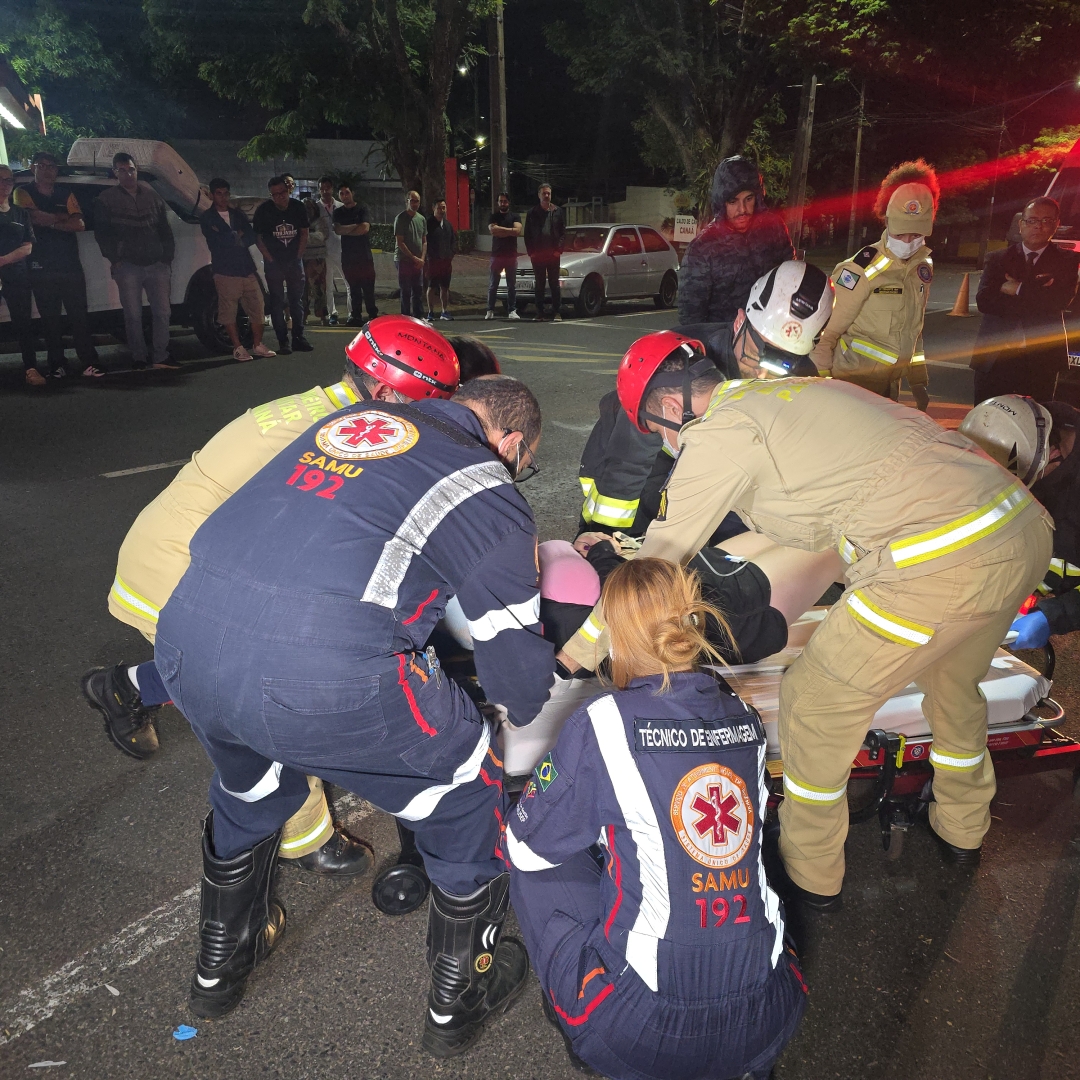 Carro bate contra árvore e mulher fica ferida na Avenida Cerro Azul, em Maringá