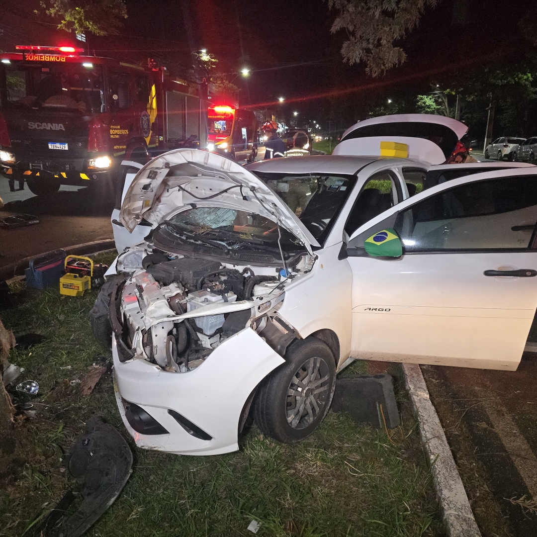 Carro bate contra árvore e mulher fica ferida na Avenida Cerro Azul, em Maringá