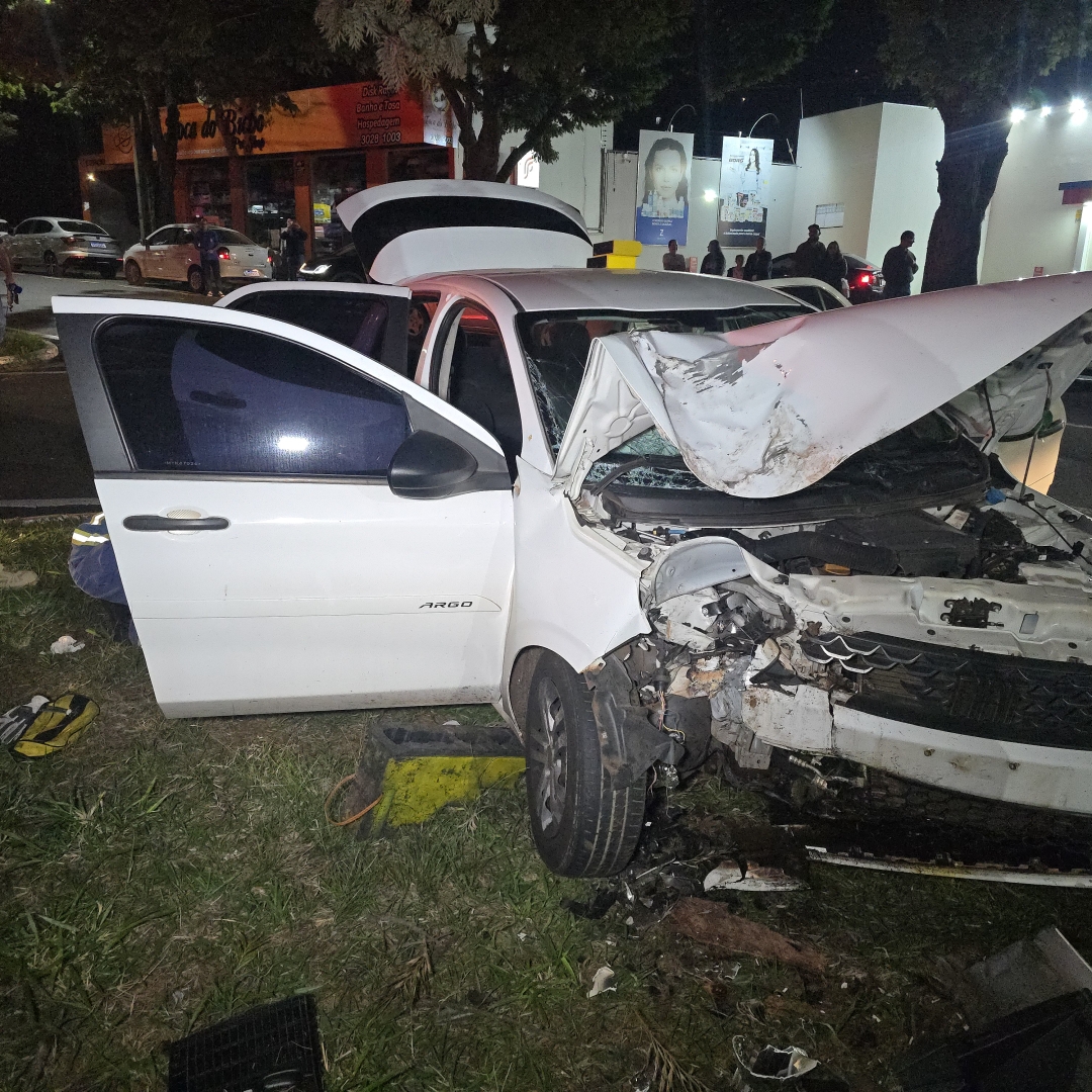 Carro bate contra árvore e mulher fica ferida na Avenida Cerro Azul, em Maringá