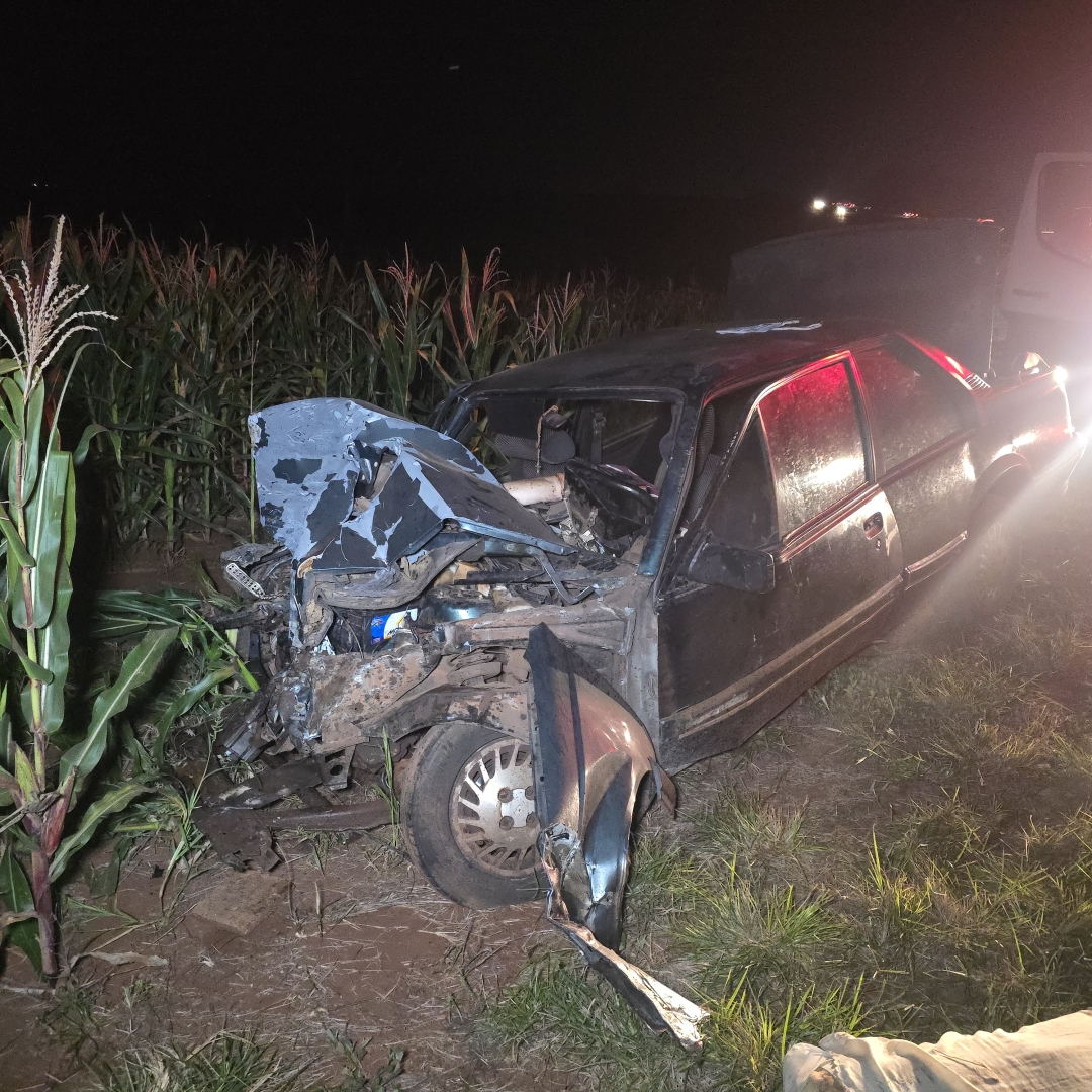 Motorista morre após dirigir na contramão e bater de frente contra caminhão na PR-323