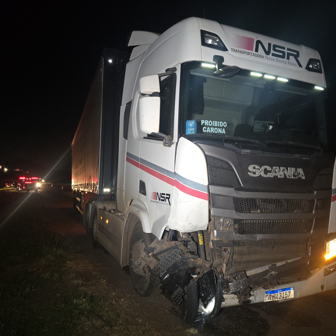 Motorista morre após dirigir na contramão e bater de frente contra caminhão na PR-323