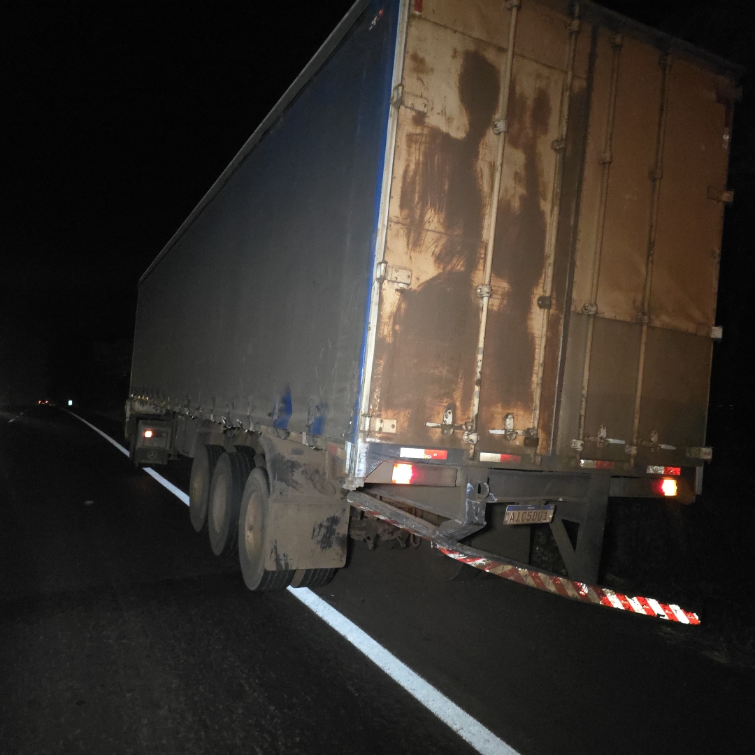 Batida entre Peugeot e caminhão deixa motorista ferido na PR-317