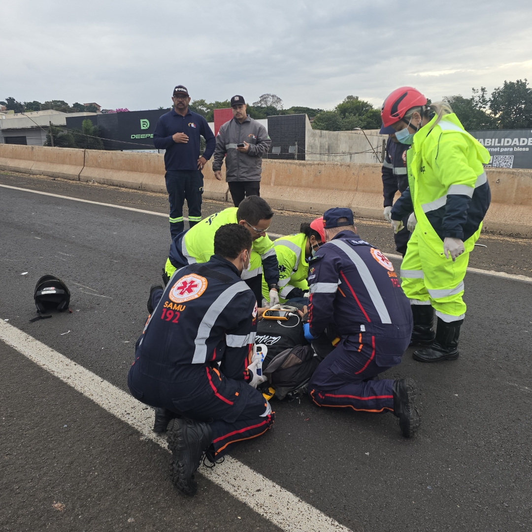Viatura da PM se envolve em acidente no Contorno Norte e motociclista fica gravemente ferido