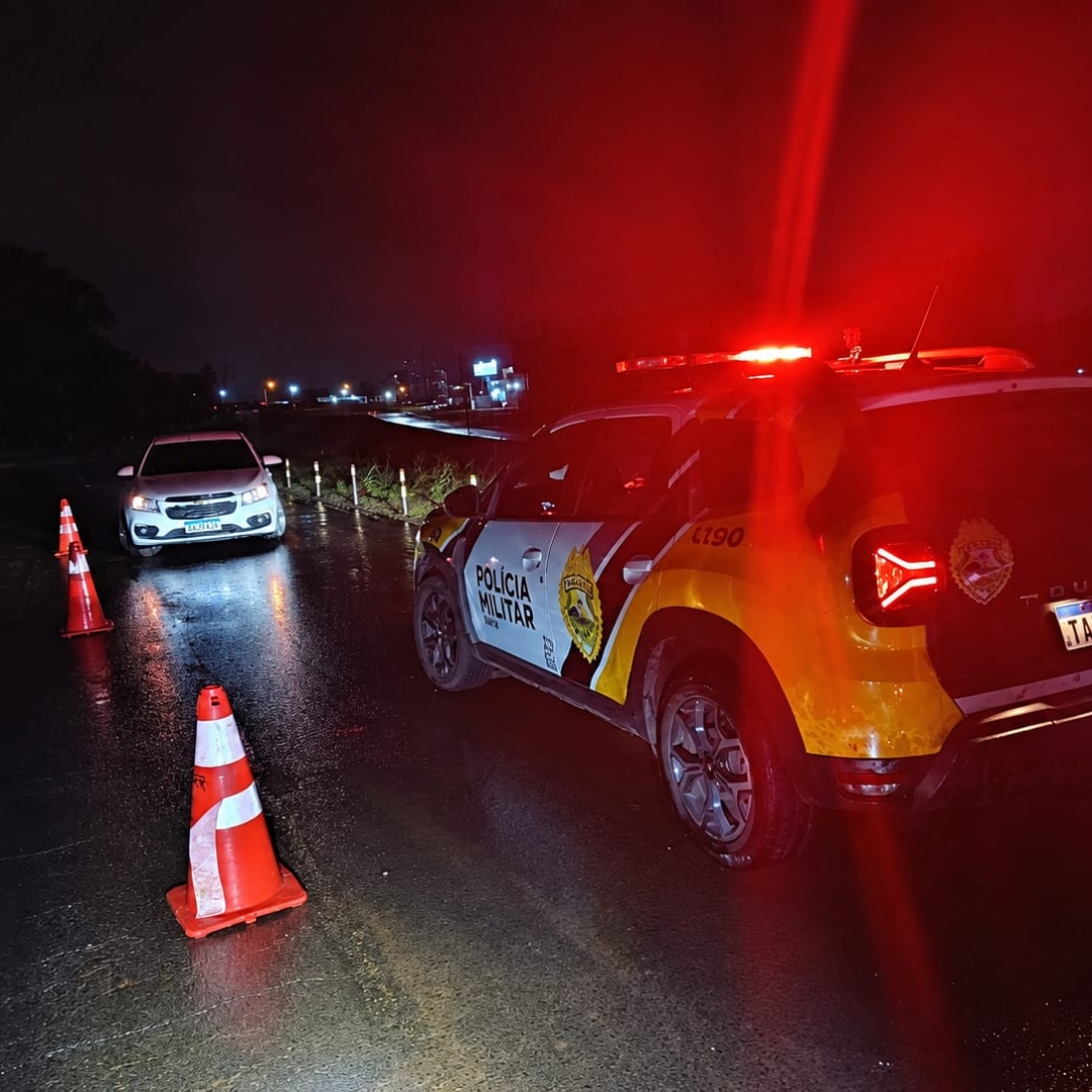 Condutor bêbado provoca acidente com viatura da PRE na rodovia PR-317 em Maringá
