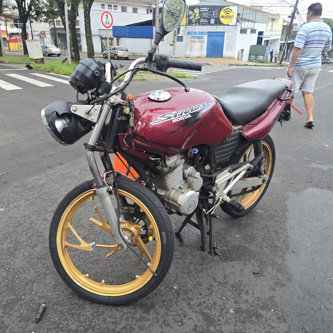 Conversão em cruzamento termina em acidente grave envolvendo motociclista em Maringá