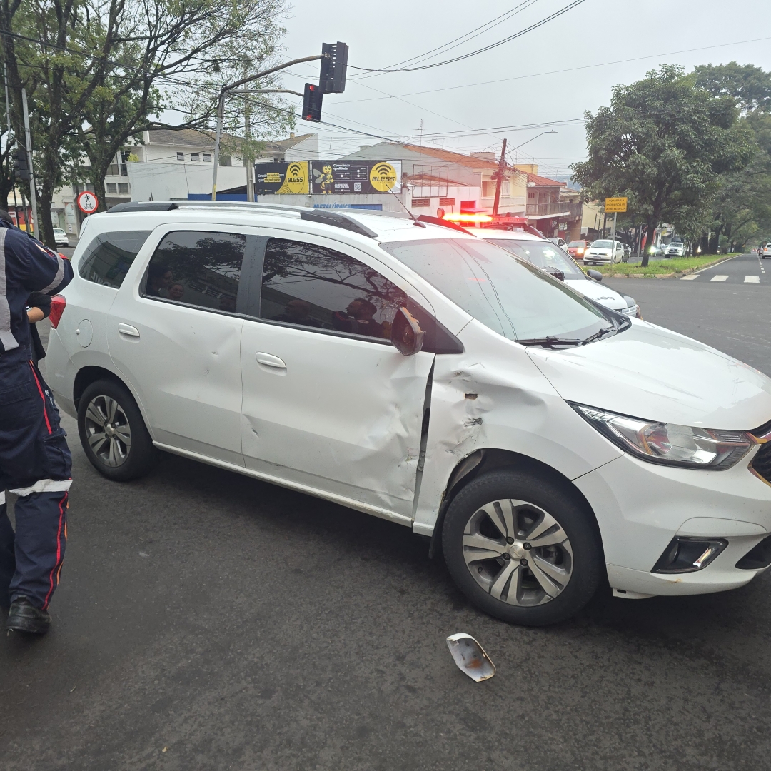 Conversão em cruzamento termina em acidente grave envolvendo motociclista em Maringá