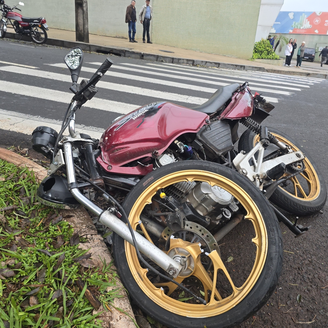 Conversão em cruzamento termina em acidente grave envolvendo motociclista em Maringá