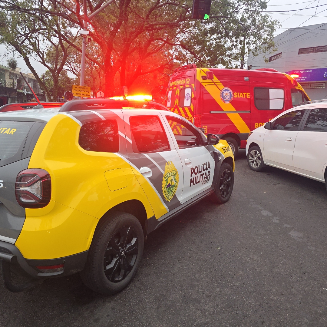 Conversão em cruzamento termina em acidente grave envolvendo motociclista em Maringá