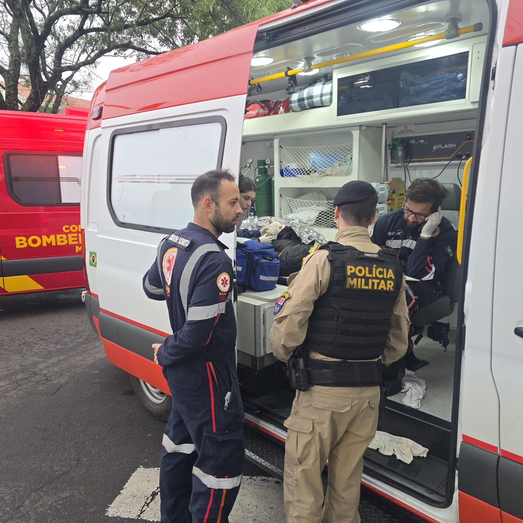 Conversão em cruzamento termina em acidente grave envolvendo motociclista em Maringá