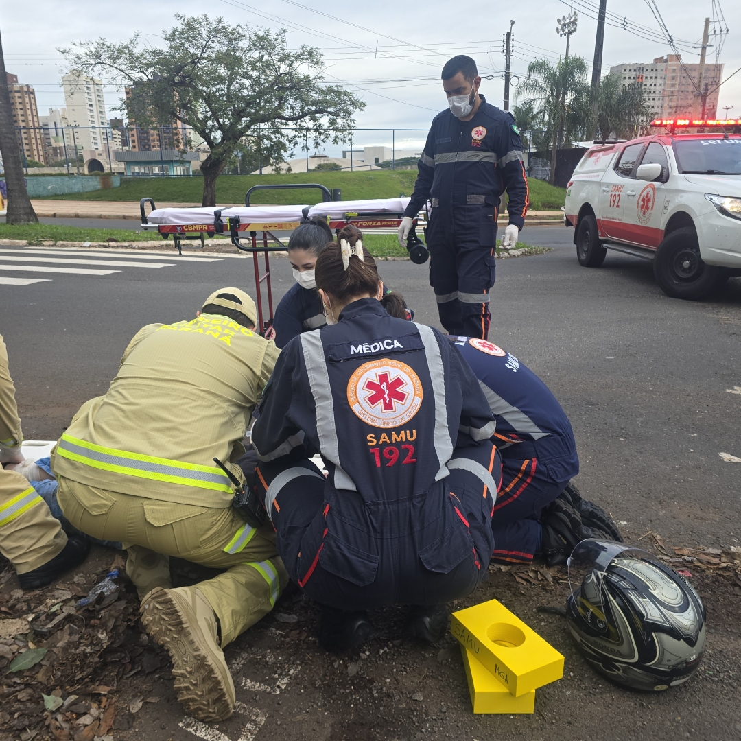 Caminhonete avança sinal vermelho e atropela casal em moto na Avenida Colombo
