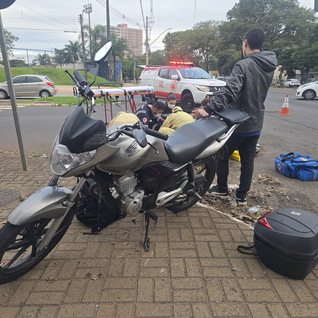 Caminhonete avança sinal vermelho e atropela casal em moto na Avenida Colombo