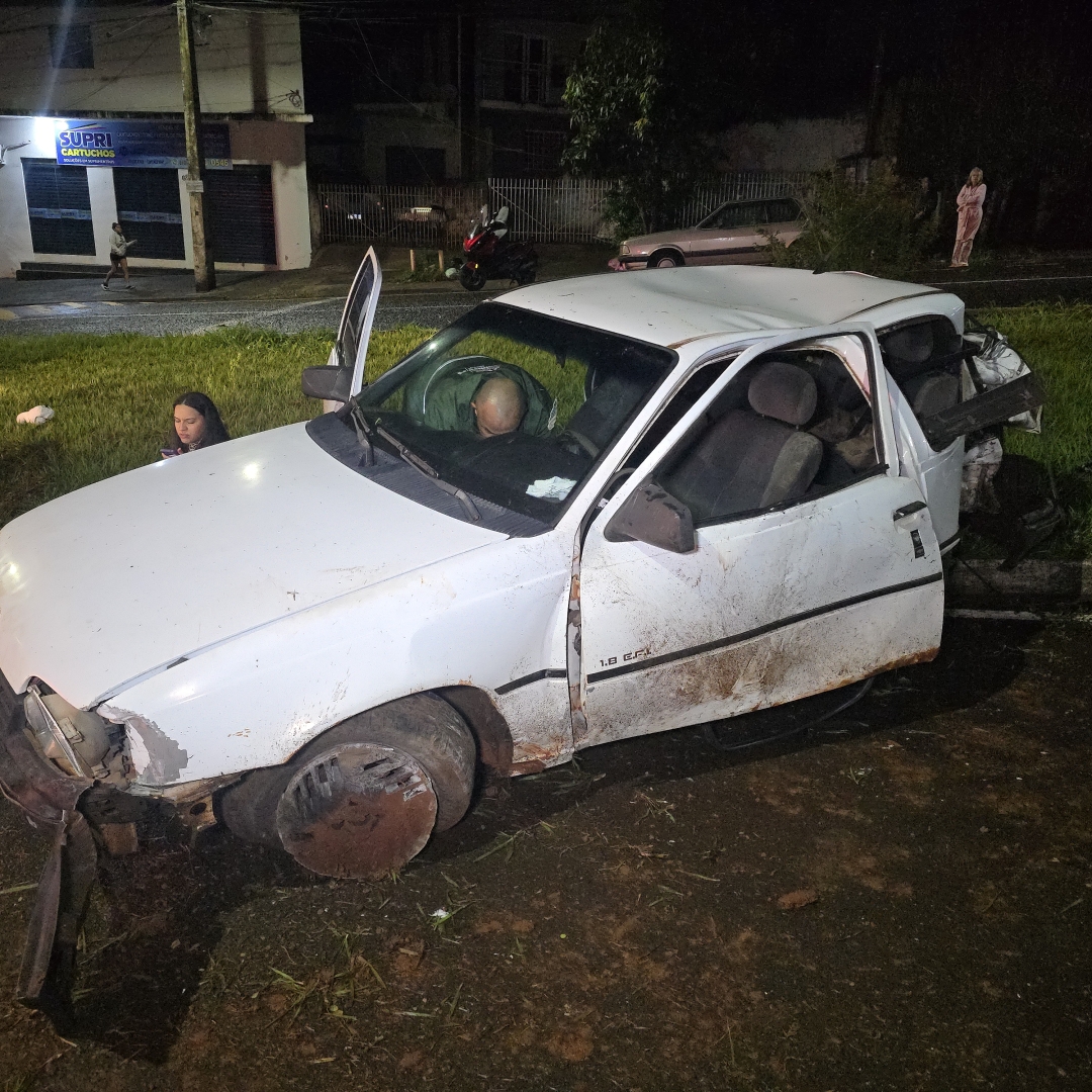 Chuva e alta velocidade terminam em grave acidente na Nildo Ribeiro da Rocha