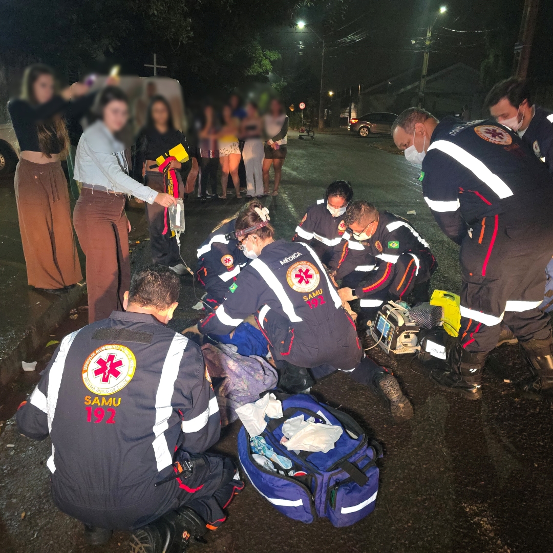 Motociclista atropela morador de rua e os dois ficam em estado gravíssimo em Maringá