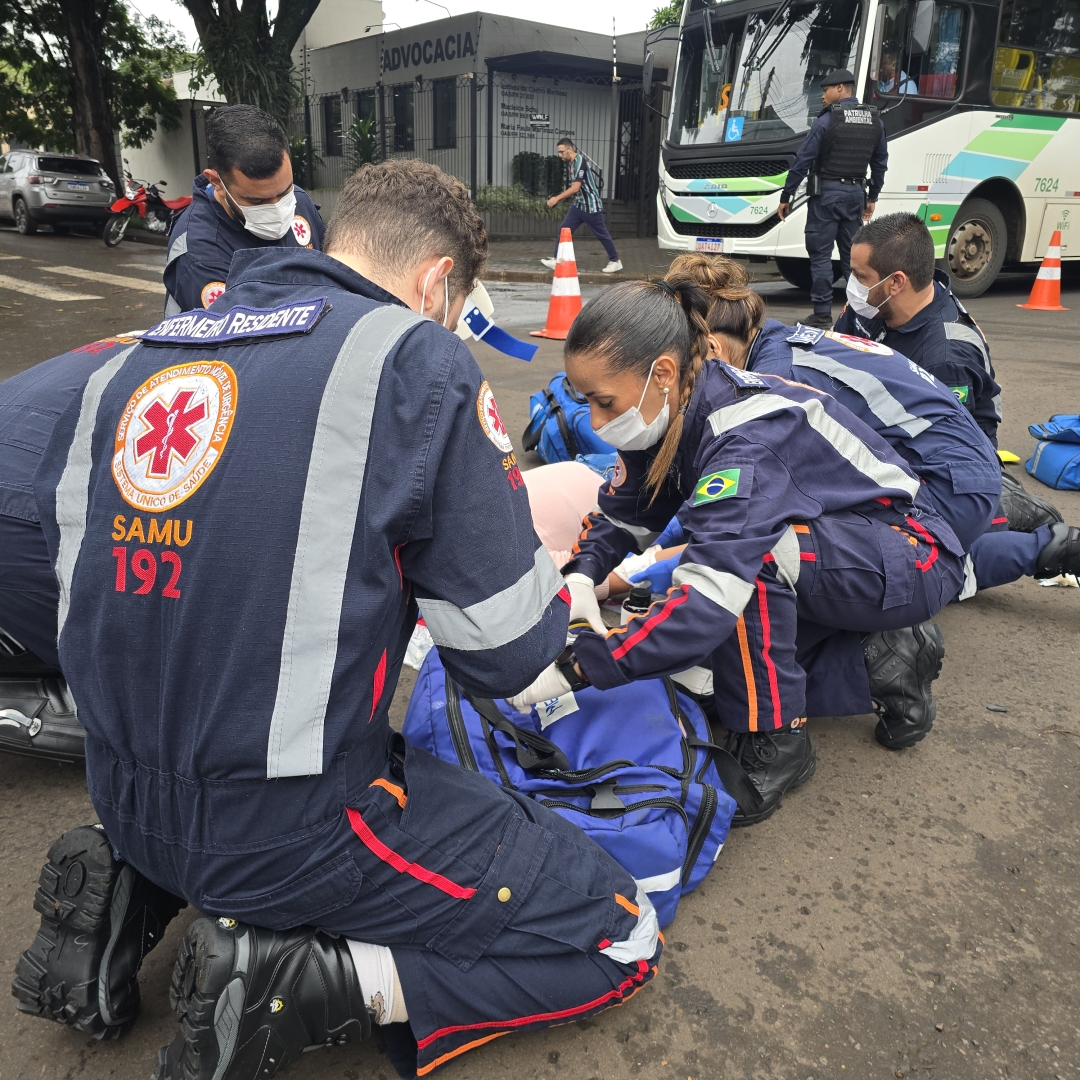 Motociclista sofre fratura no fêmur após colisão na Avenida Brasil, em Maringá