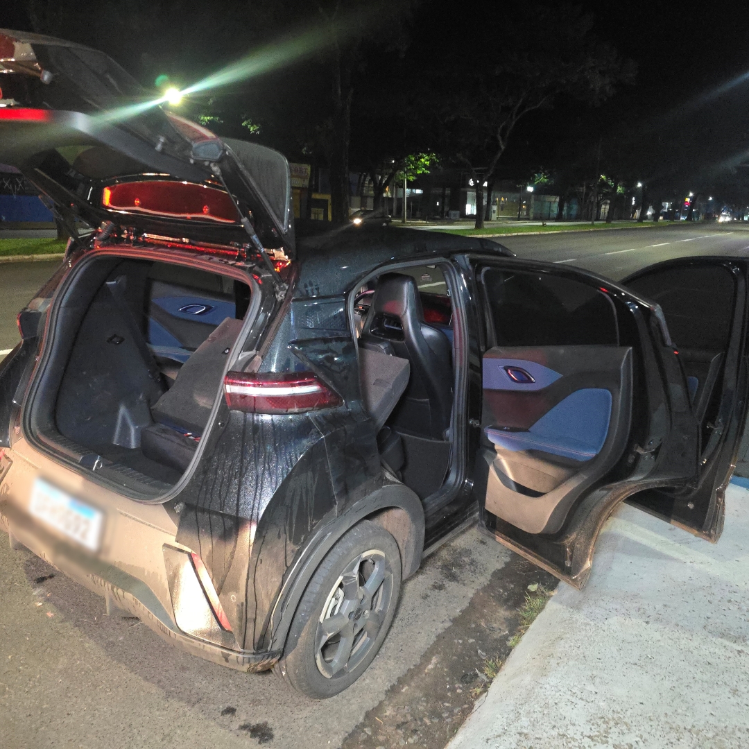 Motorista com CNH vencida e passageiro são presos com revólver na Colombo