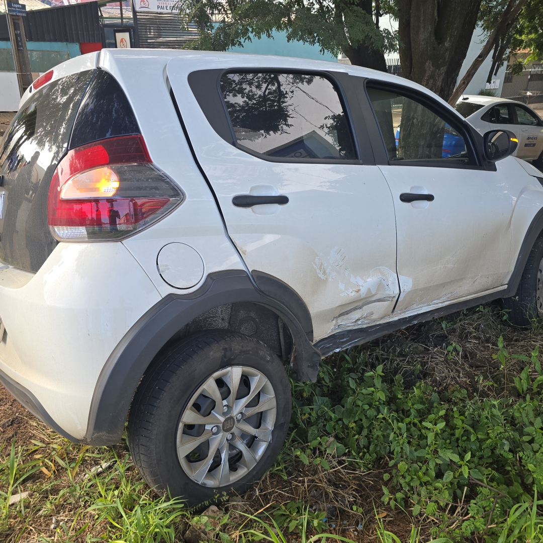 Conversão proibida termina em grave acidente e deixa dois homens feridos no Contorno Sul