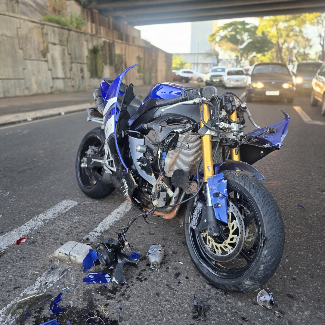Motociclista de 18 anos fica ferido após bater Yamaha R1 na traseira de carro em Maringá