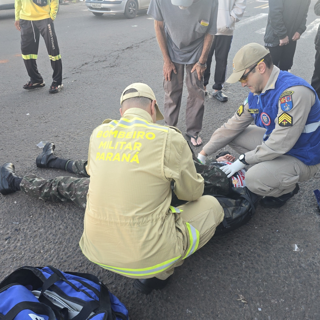 Motociclista de 18 anos fica ferido após bater Yamaha R1 na traseira de carro em Maringá