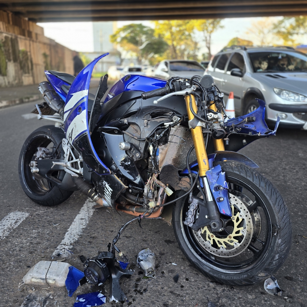 Motociclista de 18 anos fica ferido após bater Yamaha R1 na traseira de carro em Maringá