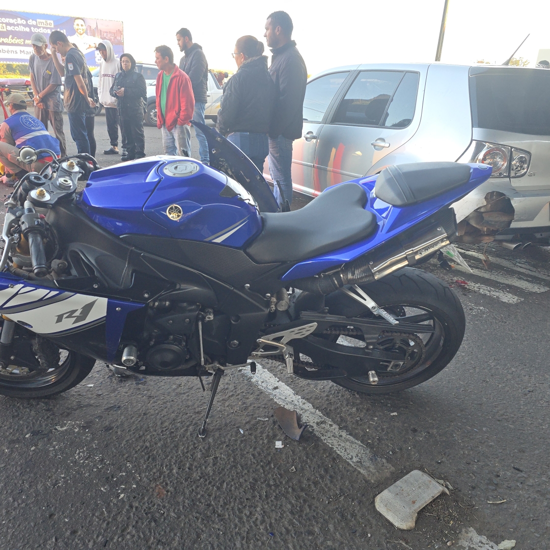 Motociclista de 18 anos fica ferido após bater Yamaha R1 na traseira de carro em Maringá