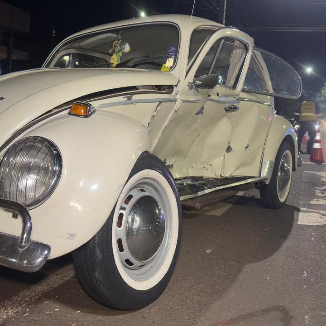 Fusca de colecionador fica destruído após forte colisão na Avenida Gastão Vidigal