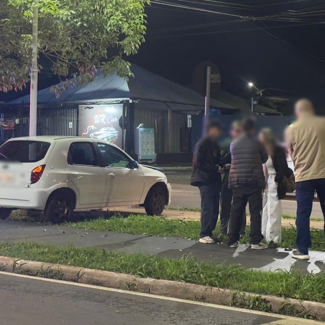 Fusca de colecionador fica destruído após forte colisão na Avenida Gastão Vidigal
