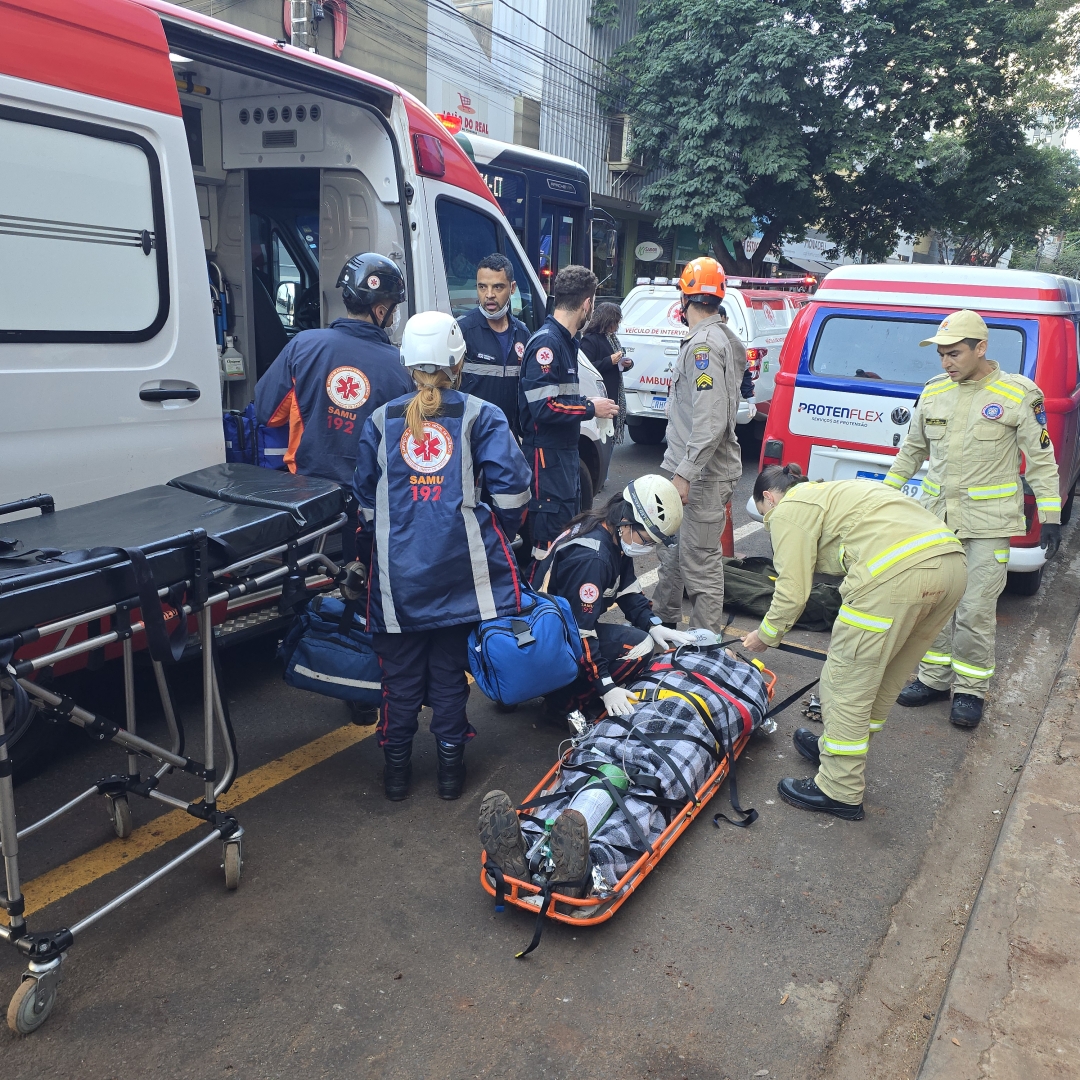 Trabalhador cai de 6 metros em obra no Centro de Maringá e é resgatado por bombeiros e Samu