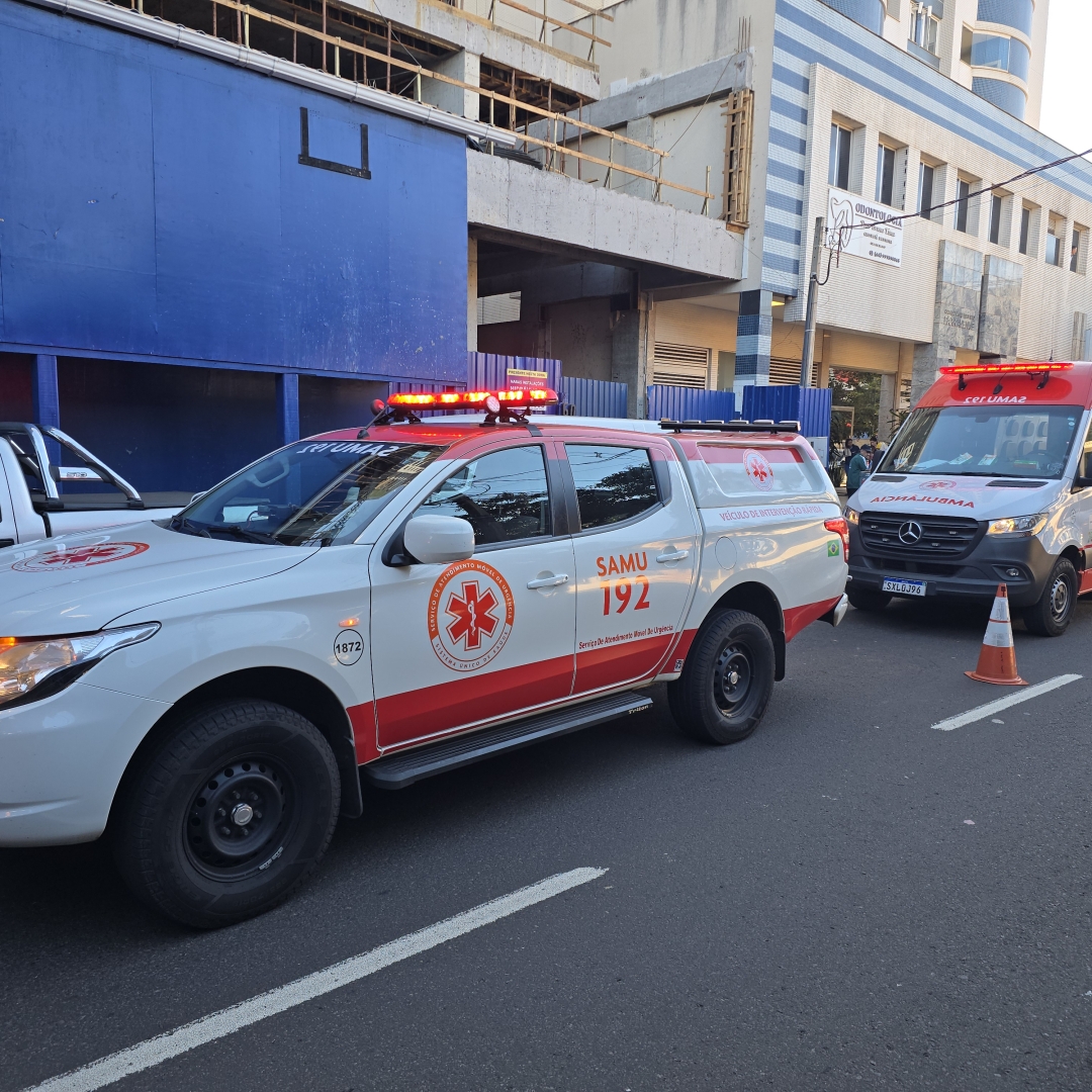 Trabalhador cai de 6 metros em obra no Centro de Maringá e é resgatado por bombeiros e Samu