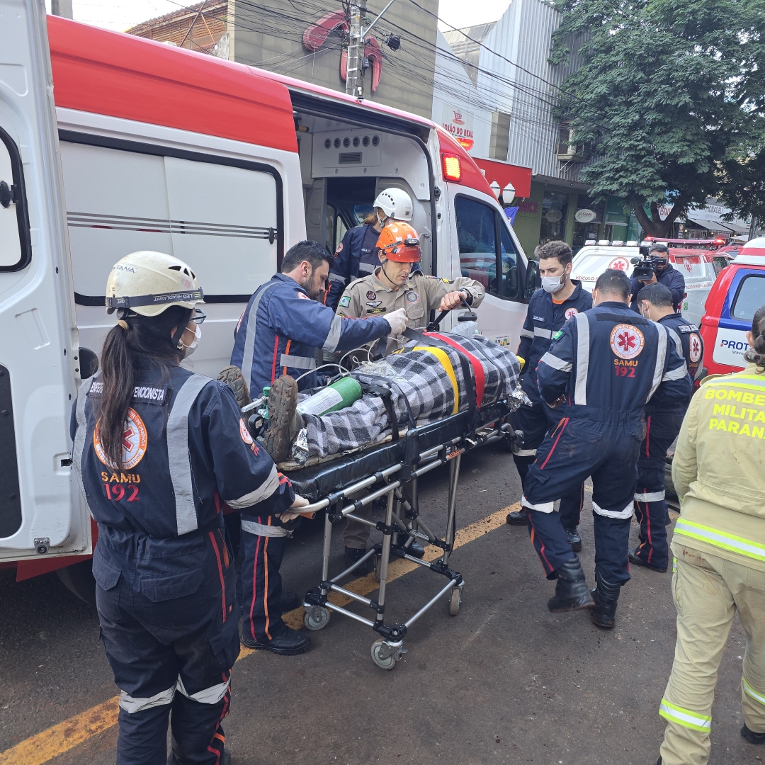 Trabalhador cai de 6 metros em obra no Centro de Maringá e é resgatado por bombeiros e Samu