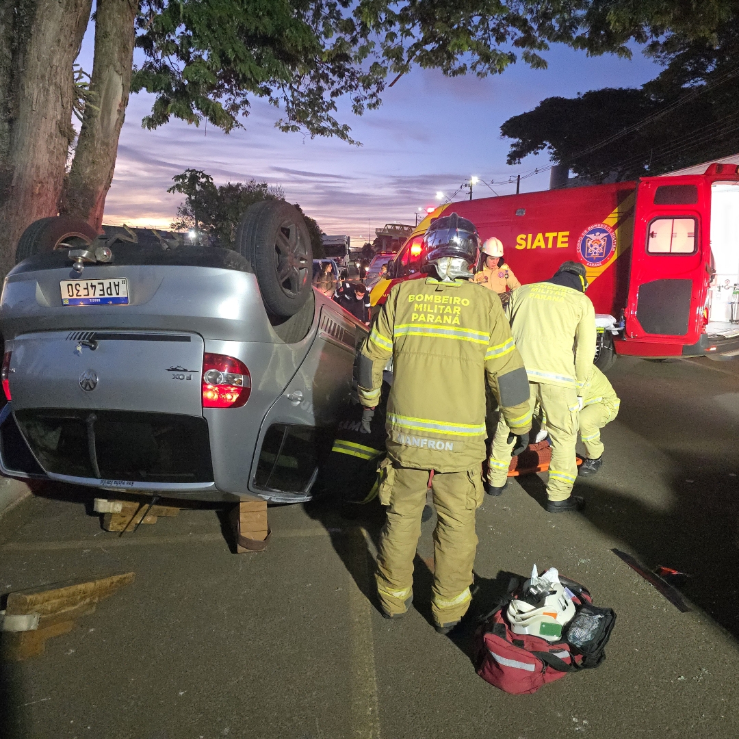 Mulher fica ferida após perder controle de veículo e capotar em Sarandi