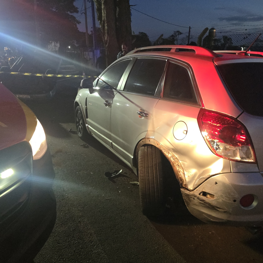 Mulher fica ferida após perder controle de veículo e capotar em Sarandi