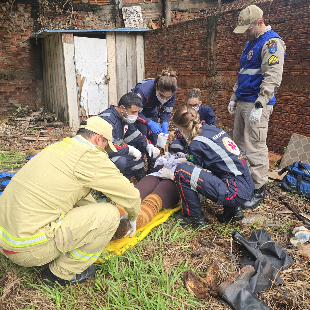 Idosa cai de barranco ao limpar quintal e sofre fratura em Maringá