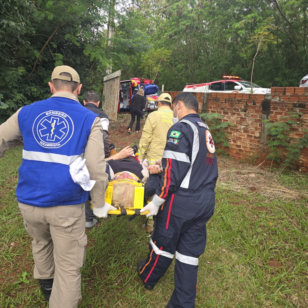 Idosa cai de barranco ao limpar quintal e sofre fratura em Maringá