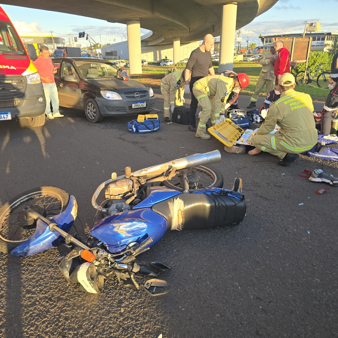 Motociclista sofre parada cardíaca após grave acidente na Avenida Colombo e é salvo após ser reanimado