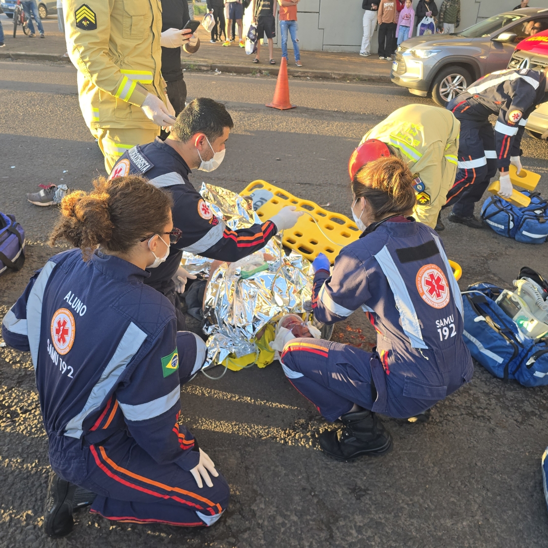 Motociclista sofre parada cardíaca após grave acidente na Avenida Colombo e é salvo após ser reanimado