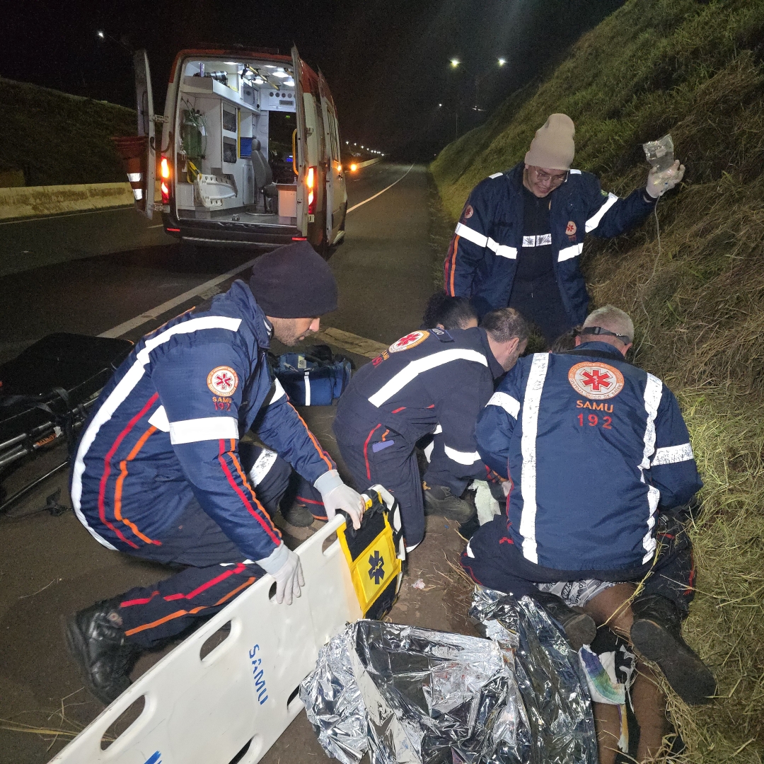 Colisão no viaduto do aeroporto faz motociclista despencar sobre a PR-317