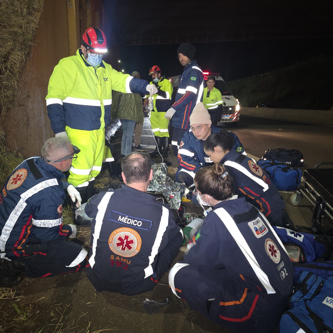 Colisão no viaduto do aeroporto faz motociclista despencar sobre a PR-317