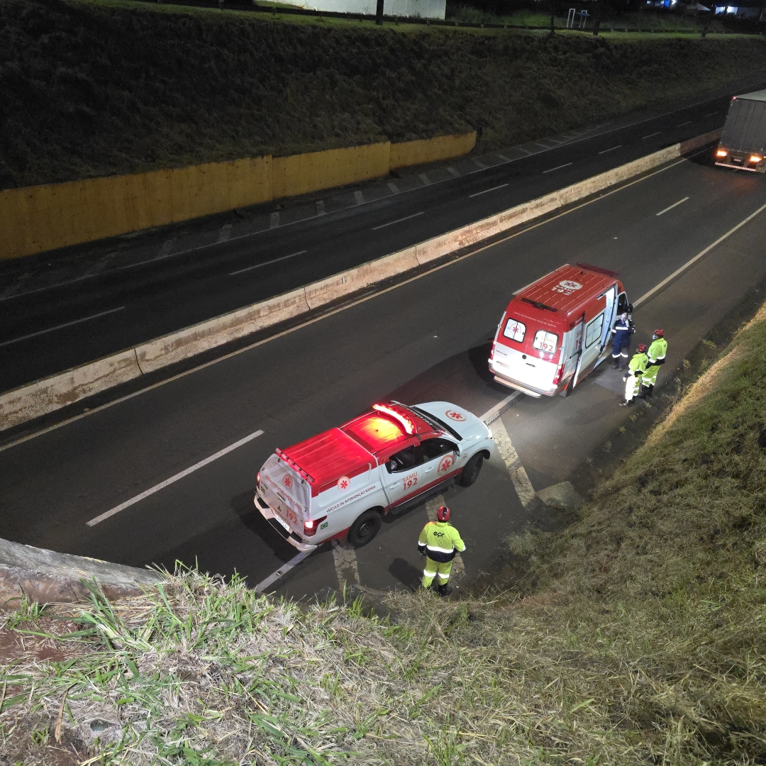 Colisão no viaduto do aeroporto faz motociclista despencar sobre a PR-317